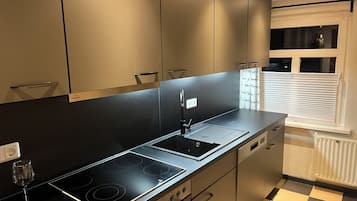 Een koelkast, een microgolfoven, een oven, een kookplaat