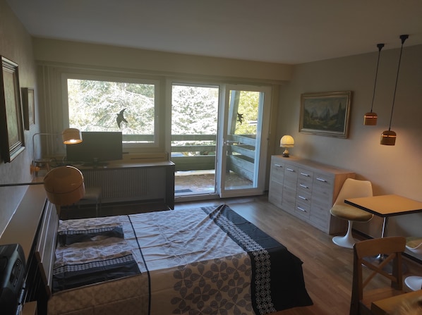 1 habitación, tabla de planchar con plancha y ropa de cama