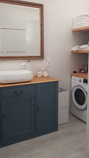 Douche, sèche-cheveux, serviettes fournies, savon