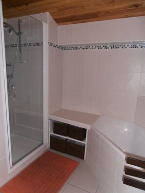 Bathtub, hair dryer, towels