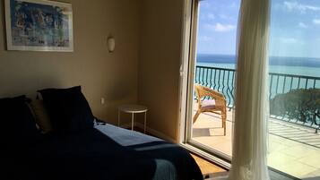 2 chambres, coffres-forts dans les chambres, fer et planche Ă repasser