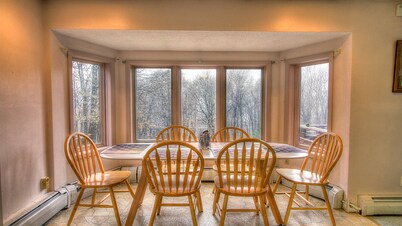 The Racquetball House - Home to the BIGGEST hot tub in Killington! 