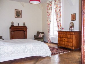 4 bedrooms, iron/ironing board, WiFi, bed sheets