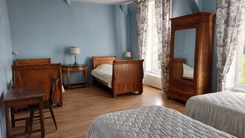 4 bedrooms, iron/ironing board, WiFi, bed sheets