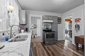 Fridge, microwave, oven, stovetop - Quaint 4 Bedroom Home Just A Few Blocks To Downtown Lake Geneva (Lake Geneva)