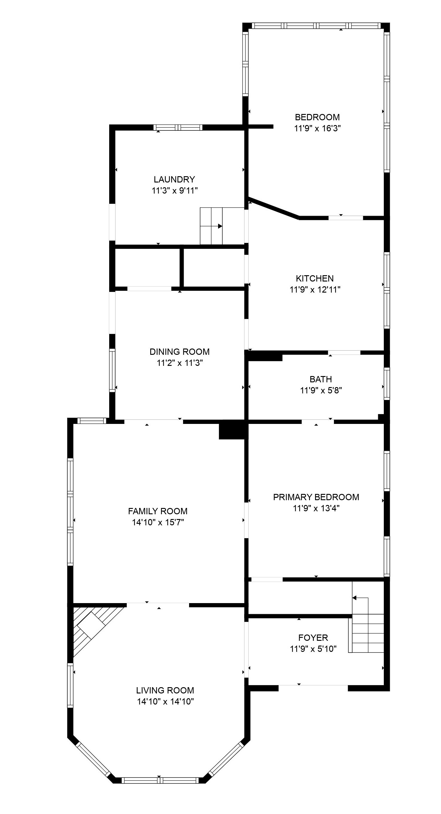 En planritning över ett hus med tvättstuga, kök, matsal, badrum, huvudsovrum, familjerum, vardagsrum och entréhall.
