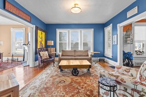 TV - Quaint 4 Bedroom Home Just A Few Blocks To Downtown Lake Geneva (Lake Geneva)