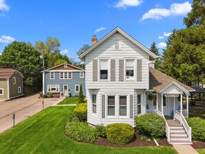 Exterior - Quaint 4 Bedroom Home Just A Few Blocks To Downtown Lake Geneva (Lake Geneva)