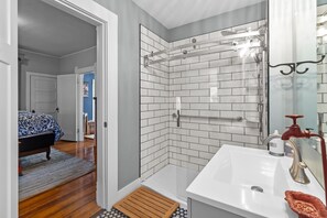 Ducha, secador de pelo, toallas, papel higiénico