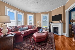 TV - Quaint 4 Bedroom Home Just A Few Blocks To Downtown Lake Geneva (Lake Geneva)