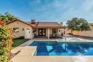 Outdoor pool - Scottsdale Escape - Close to Kierland All 5 star reviews !  Summer Savings! (Scottsdale)