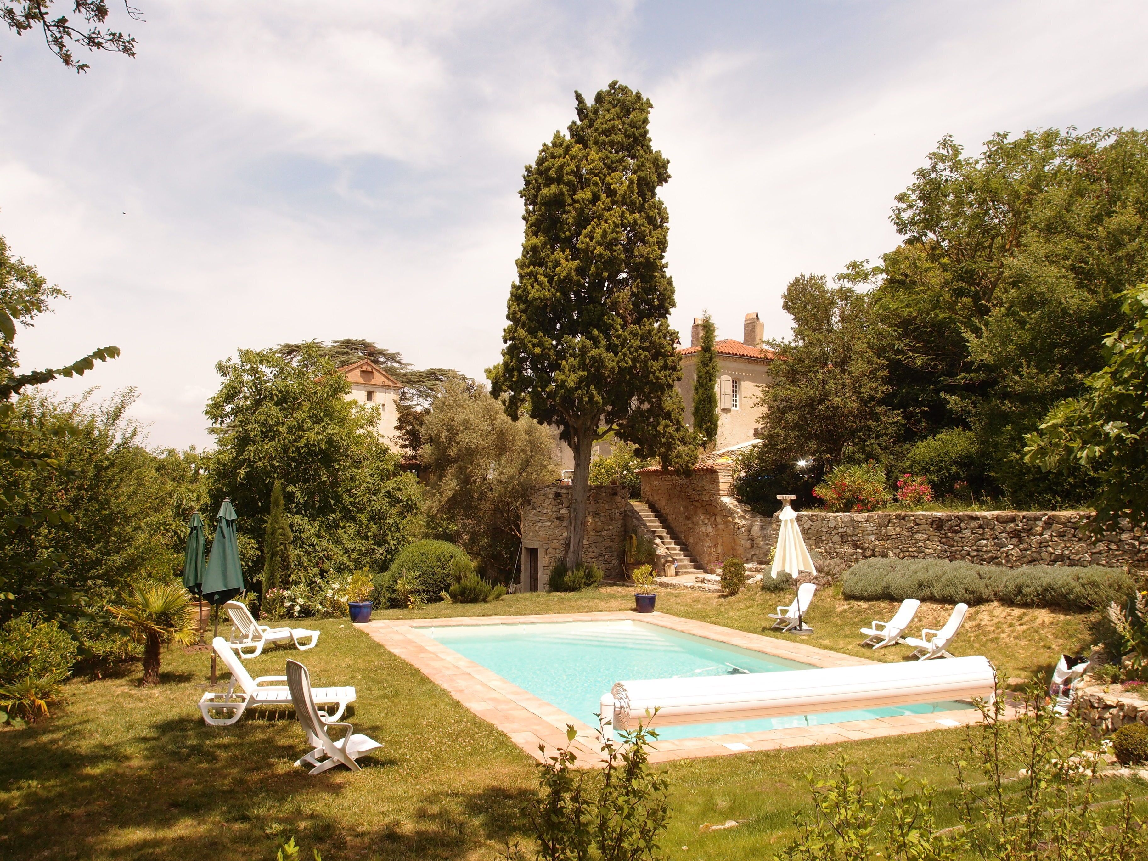  charming cottage, private pool, panoramic view in the wooded park of the Castle
