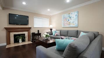 Televisión, reproductor de DVD y tenis de mesa