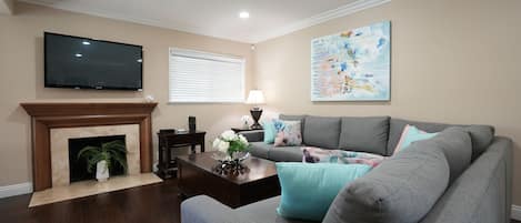 Televisie, een dvd-speler en een tafeltennistafel