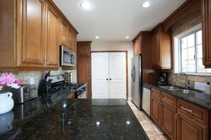 Fridge, microwave, oven, stovetop - Charming Home: 1/2 Mile Walk2Disney, Kids Playset (Anaheim)