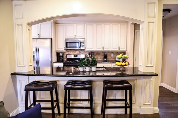 Refrigerador, microondas, horno, placa de cocina