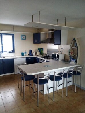 ثلاجة، ميكروويف، فرن، موقد طهي مسطح