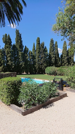 Outdoor pool, a heated pool - Pretty villa in renovated bastide in the middle of the vines in 5'de St tropez (Gassin)