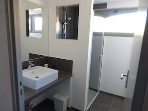 Een douche, een haardroger, handdoeken