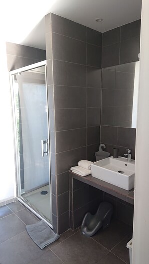 Een douche, een haardroger, handdoeken