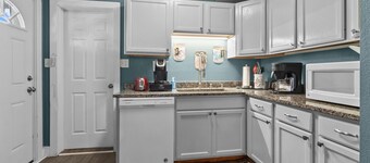 Pedal II - Private 2 Bedroom Apartment Close to Town ~ Walk Everywhere! 