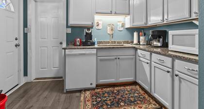 Pedal II - Private 2 Bedroom Apartment Close to Town ~ Walk Everywhere!