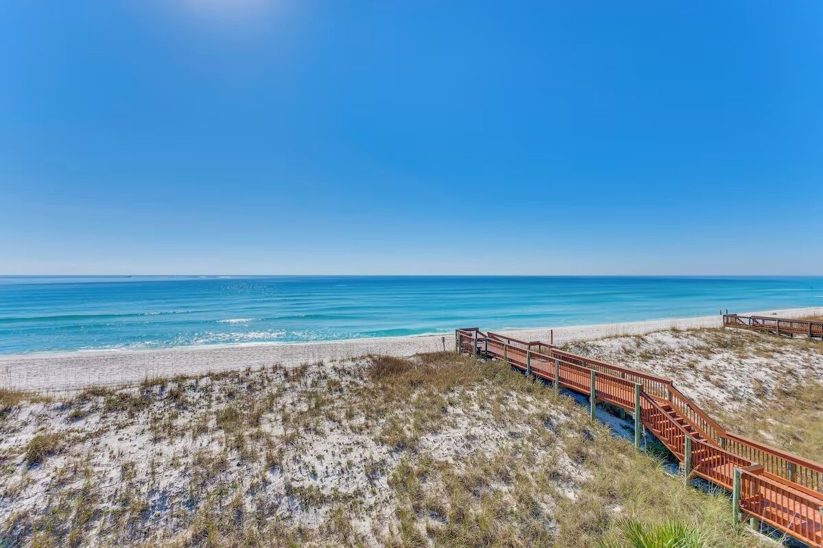 Accommodatie ligt op het strand, ligstoelen, strandlakens