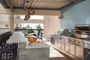 Outdoor dining - Direct Oceanfront in the Heart of Waikiki! Spectacular New Custom Reno! (Honolulu)