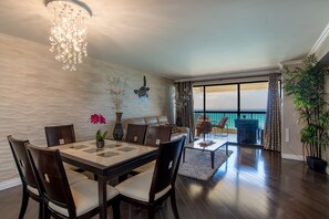 Dining - Direct Oceanfront in the Heart of Waikiki! Spectacular New Custom Reno! (Honolulu)