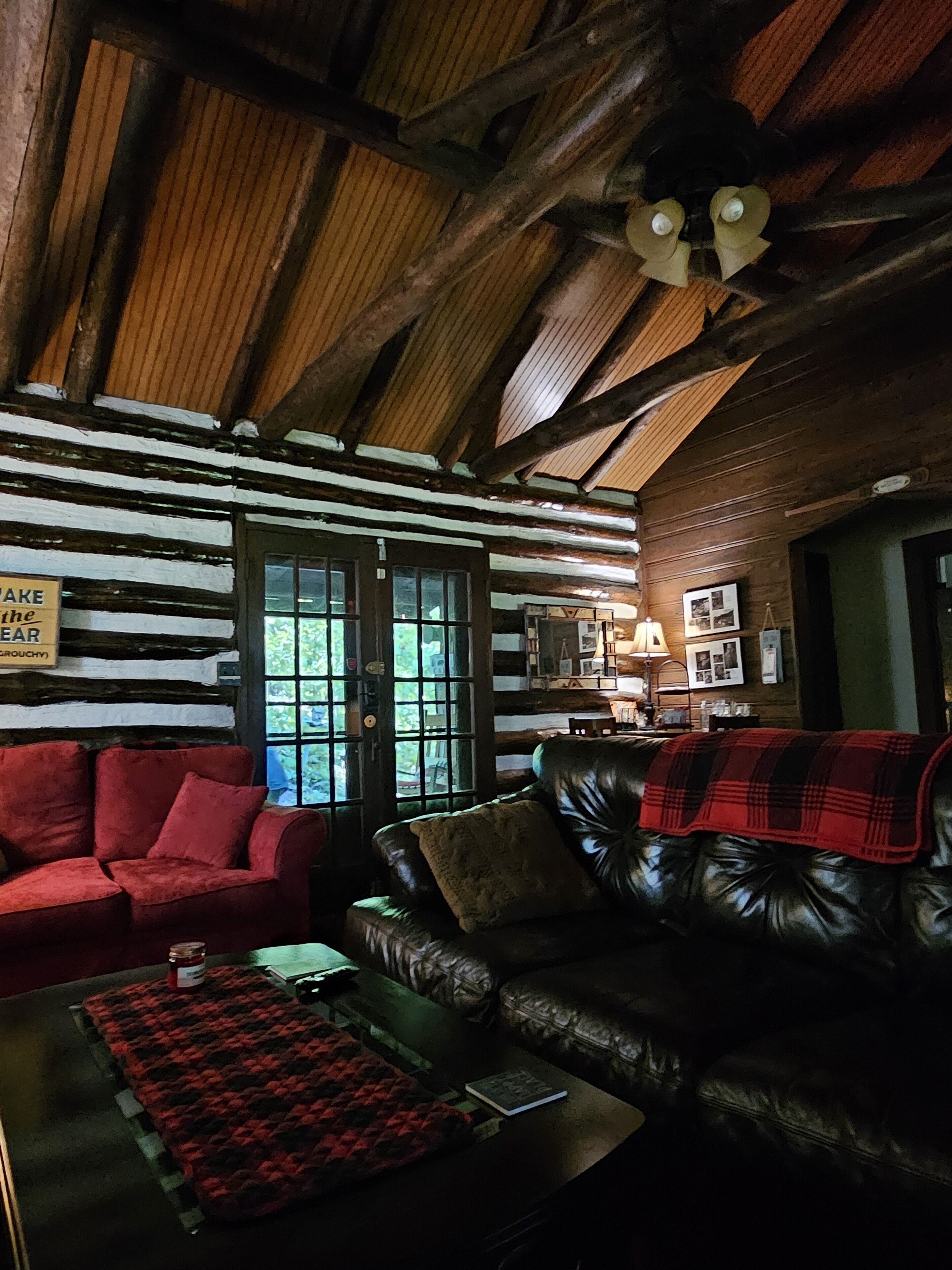 TV connectée, cheminée, jeux vidéo, baby-foot