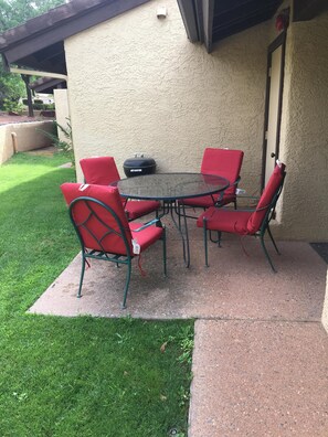 Outdoor dining - Sedona Red Rock Private Casita (sedona)