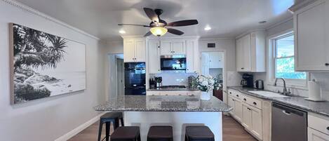 Jääkaappi, mikroaaltouuni, uuni, liesi