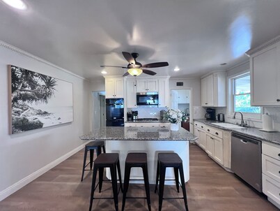 Beautiful Pool Home; 2 Ensuites,3/4 Mi Walk2Disney