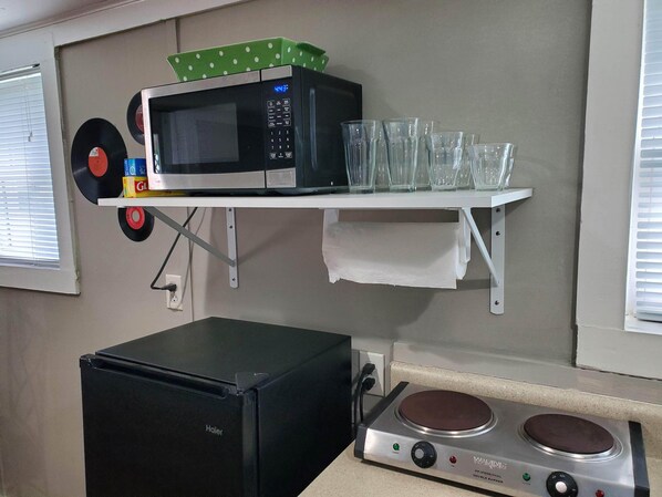 Kühlschrank, Mikrowelle, Wasserkocher mit Kaffee-/Teezubehör