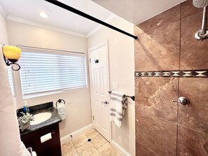 Combined shower/tub, hair dryer, towels - Cute Home Walk To Convention Center & Disney (Anaheim)