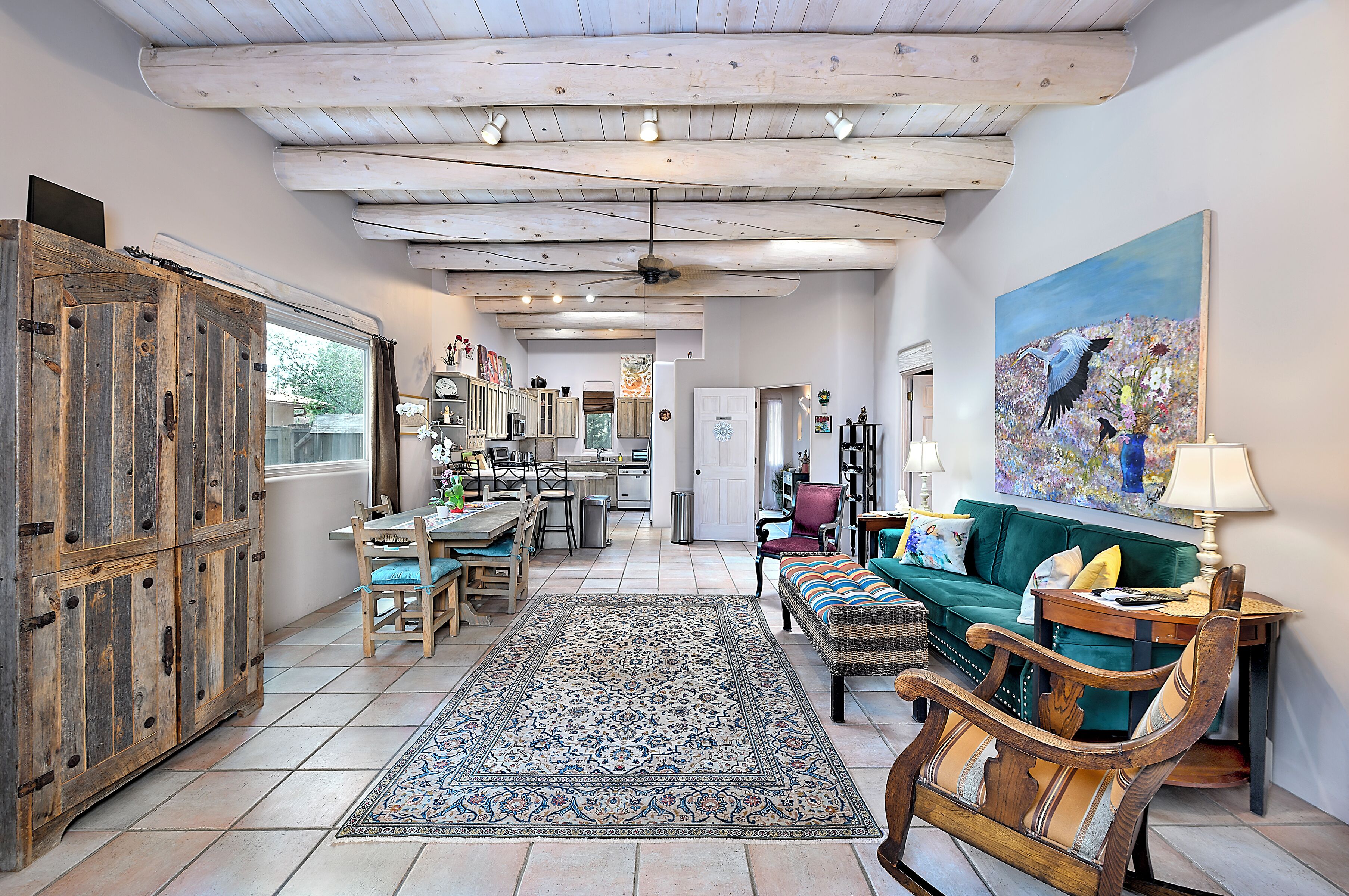 Smart-tv, eldstad, dvd-spelare och böcker