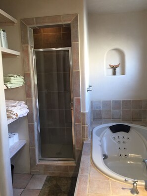Combined shower/bathtub, jetted bath, hair dryer, towels - Casa De La Luz - 2 BR/2 BA Charming Santa Fe Home-1.6 Mile to Plaza-Pet Friendly (Santa Fe)