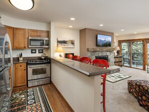 Frigorifero, microonde, forno, piano cottura