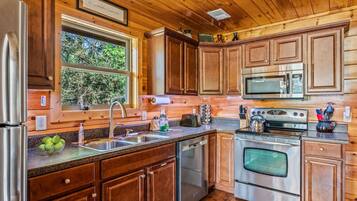 Kylskåp, mikrovågsugn, ugn och spishäll