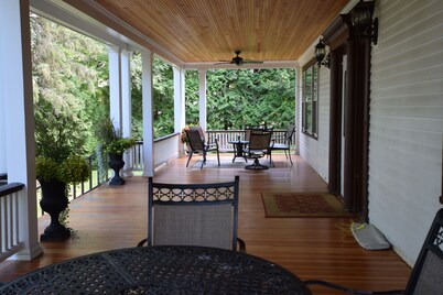   OLYMPIC HOUSE ON MAIN STREET VILLAGE AND MIRROR LAKE wHOTTUB PINGPONG FOOSBALL