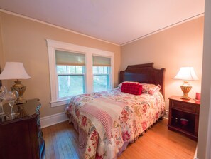 8 bedrooms, iron/ironing board, travel cot, free WiFi - OLYMPIC HOUSE ON MAIN STREET VILLAGE AND MIRROR LAKE HOTTUB PINGPONG FOOSBALL  (Lake Placid)