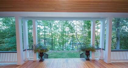 OLYMPIC HOUSE ON MAIN STREET VILLAGE AND MIRROR LAKE HOTTUB PINGPONG FOOSBALL