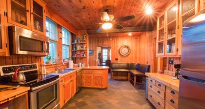 "Olympic House" ON MAIN STREET Lake Placid! Hot tub, BIG front porch, pingpong