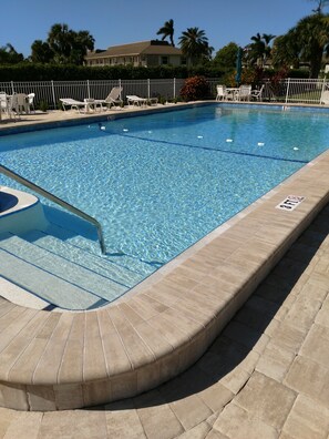 Alberca al aire libre y alberca climatizada