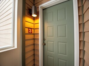 Interior - Wonderful 2 bedroom Fraser condo with modern furnishings (Fraser)