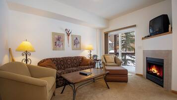 Een televisie, een open haard en een dvd-speler