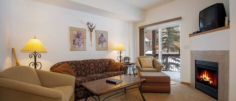 Tv, eldstad och dvd-spelare