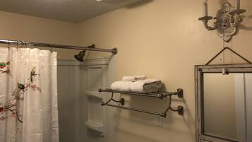 Bañera con ducha, secador de pelo, toallas, jabón