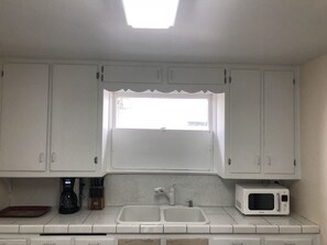 Mikrowelle, Wasserkocher mit Kaffee-/Teezubehör