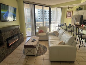 Smart TV, lareira, livros